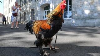 Isake Maurice ubwo yari iri gufotorwa hanze y'icyumba cy'urukiko