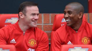 Wayne Rooney akijiandaa kuingia kama mchezaji wa ziada
