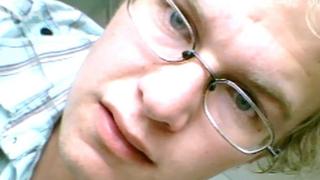 Matthew Falder colocando una cámara en un baño