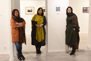 نمایشگاه عکس سیتوپلاسم مجموعه ۳۰ عکس از سه عکاس است. از سمت راست، سارا ساسانی، بهار اصلانی و نازلی عباسپور
