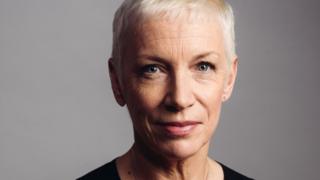 Singer Annie Lennox gets humanitarian award - BBC News