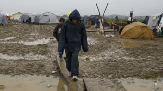 Мальчики гуляют в лагере Идомени недалеко от греческой границы с Македонией