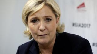 Le Pen kameraya bakıyor