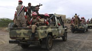 Soldiers loyal to Yemen's exiled president in Marib province (25 May 2015)