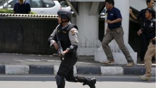 Вооруженный полицейский бежит по улицам Джакарты (14 января 2016 года)