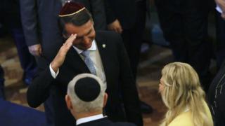 Em foto de dezembro, Bolsonaro cumprimenta Benjamin Netanyahu e sua mulher em visita do premiê ao Rio