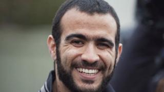 Omar Khadr sonriendo