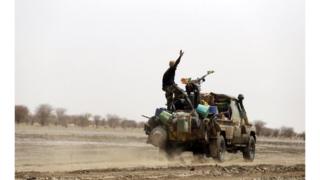 ''Les assaillants ont ensuite tenté de jalonner le convoi et l'entraîner dans un guet-apens'', a indiqué un communiqué de l'armée.