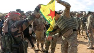 Azez'de YPG militanları bayrak açıyor