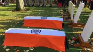 दफनाये जाने से पहले भारतीय सैनिकों के ताबूत