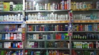 কাউন্টারে নানা ধরণের প্রসাধনী