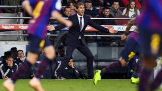 لوبيتيغي ينفعل خلال مباراة فريقه أمام برشلونة