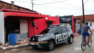 Вид на фасад ночного клуба, в котором 14 человек погибли в начале субботней перестрелки в Форталезе, северо-восточная Бразилия, 27 января 2018 года.