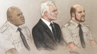 Рисунок в зале суда (эскиз суда) Джулиана Ассанжа на скамье подсудимых в Олд-Бейли для слушания дела об экстрадиции 7 сентября