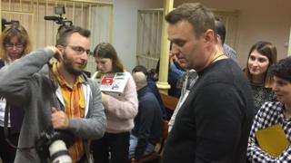 Алексей Навальный общается с журналистами в Ленинском райсуде Кирова