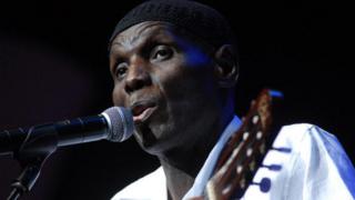 Oliver Mtukudzi doit être élevé au rang héros national, selon un député zimbabwéen.