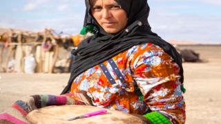 سيدة تحمل فطيرة المدفونة