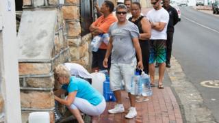Des habitants de Cape Town victimes de pénurie d'eau