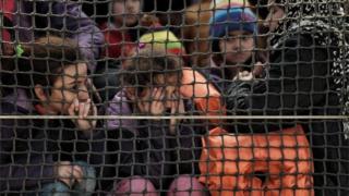 18日には約900人の移民がギリシャのレスボス島近くで救助された
