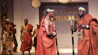 Wanamitindo wanaonyesha mavazi yaliyotengenezwa na mbunifu wa manguo Bi Zahui wakati wa maonyesho ya mavazi ya Afrik mjini Abidjan 07/10/2017