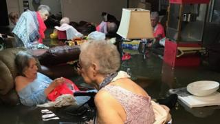 La foto que muestra a las ancianas sumergidas parcialmente en la inundación en la residencia donde vivían.