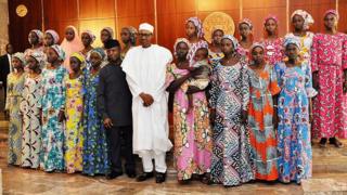 Des filles libérées de Chibok, avec le président Buhari à Abuja, le 19 octobre 2016.