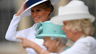Меланія Трамп, королева Єлизавета ІІ та принцеса Камілла на ганку Букінгемсього палацу