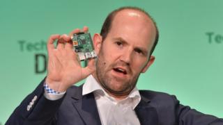 Eben Upton sosteniendo una Raspberry Pi.
