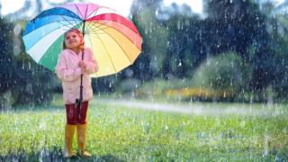 Niña bajo la lluvia.
