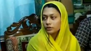 সাংবাদিকদের সাথে কথা বলছেন আয়েশা সিদ্দিকা মিন্নি।
