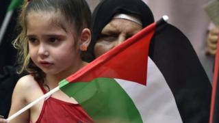 طفلة تحمل العلم الفلسطيني