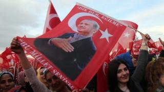 People carry a flag depicting Turkish President Recep Tayyip Erdogan in Ankara. Photo: 17 April 2017