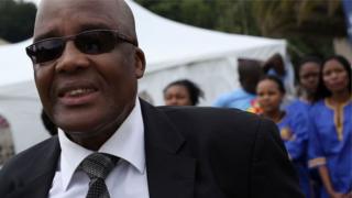 Dogiteri Motsoaledi yashimwe cyane n'Abanyafurika y'epfo kubera ko ajya kwivuza mu mavuriro y'abaturage yo muri Afurika y'epfo aho kwivuza mu bitaro byigenga