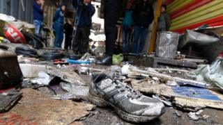 последствия взрыва на рынке в Багдаде