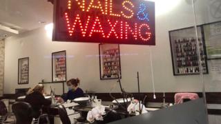 Khách làm móng cuối cùng trước khi tiệm đóng cửa từ ngày 20/3