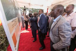 Madaxweyne Uhuru Kenyatta iyo ku-xigeenkiisa oo shalay daahfurayay mashruuca dhisitaanka waddooyin ku yaalla Nairobi