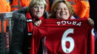 Wata mai goyon bayan Manchester United da ta dace da rigar Pogba.