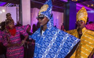 La créatrice de mode congolaise Liputa Swagga (à gauche) et les mannequins qui portent ses vêtements à la Semaine de la mode de Dakar, à Dakar, Sénégal.