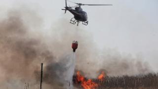 Hubschrauber lässt Wasser auf Feuer in Polen fallen