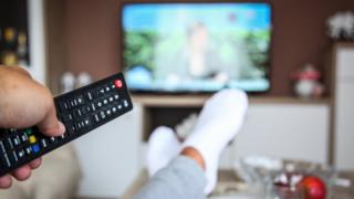 Hombre viendo la televisión.