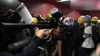 Tras 10 semanas de protestas por la ley de extradición, la policía de Hong Kong arremetió contra los manifestantes y disparó munición no letal a quemarropa.