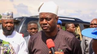 Aworan Seyi Makinde ni opopona ti wọn da iṣẹ duro lori rẹ
