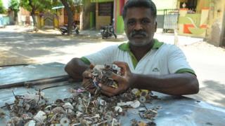 ஆணிகளை பிடுங்கி மரங்களை காப்பாற்றி வரும் தலைமை காவலர்