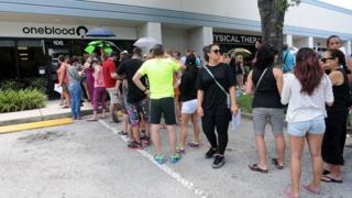 Homens que tenham tido relações sexuais com outro homem nos 12 meses anteriores à coleta não podem doar; autoridades de saúde de Orlando rejeitaram boatos de que veto havia sido suspenso temporariamente