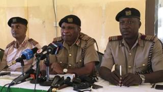 Bwana Marwa (hagati) yasavye abanyagihugu kuva mw'ishamba rya Boni