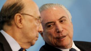 Temer ao lado de seu ministro da Fazenda, Henrique Meirelles