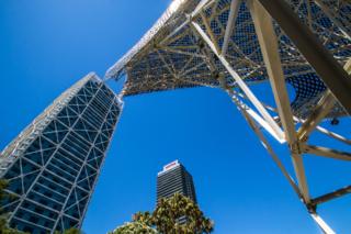 Dos estructuras metálicas contra un cielo azul