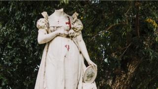 Estatua sin cabeza.