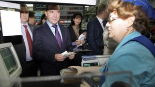 дмитрий медведев в магазине