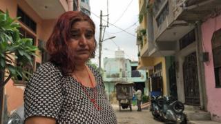 Sunita Devi na frente de sua casa
